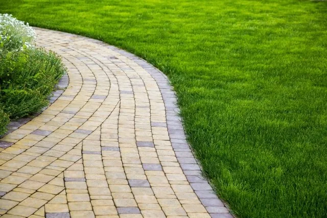 Pflasterarbeiten: Gehweg & Einfahrt